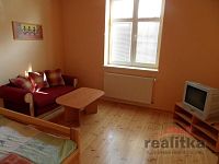 Pronájem zařízeného bytu 2+kk, 46m2, Opava, třída Spojenců - byt 3 - loznice - obyvak.jpg