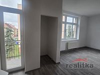 Pronájem bytu 2+kk s balkónem, 61m2, Opava, ul. Palackého - 20251010_143415.jpg