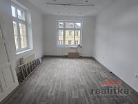 Pronájem bytu 2+kk s balkónem, 61m2, Opava, ul. Palackého - 20251010_143441.jpg