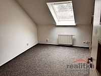 Pronájem podkrovního bytu 2+kk, U Pošty, Opava-město - 3CAA6101-1E5F-4C4C-857A-AE6C4F6AB3F3.JPG