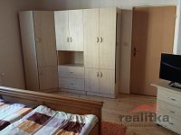 Pronájem zařízeného bytu 2+kk, 50m2, Opava, ul. třída Spojenců - loznice a ulozny prostor.jpg