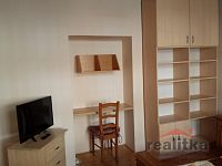 Pronájem zařízeného bytu 2+kk, 50m2, Opava, ul. třída Spojenců - pocictacovy stul.jpg