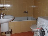 Pronájem velkého, zařízeného bytu 1+1, 46m2, Opava, třída Spojenců - byt 3 - koupelna.jpg