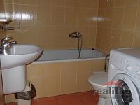 Pronájem velkého, zařízeného bytu 1+1, 46m2, Opava, třída Spojenců - byt 3 - koupelna.jpg