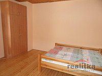 Pronájem velkého, zařízeného bytu 1+1, 46m2, Opava, třída Spojenců - byt 3 - loznice 2.jpg