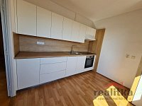 Pronájem bytu 2+1 s balkonem, ul. E. Beneše v Opavě - 20260827_120806.jpg