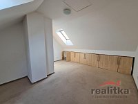 Pronájem mezonetového bytu 2+kk na Vyhlídalově ul. v Opavě - 20260811_101127.jpg
