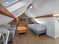 Prodej rodinného domu se třemi bytovými jednotkami - A7405793.jpg