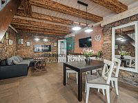 Prodej rodinného domu se třemi bytovými jednotkami - A7405838.jpg