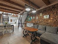 Prodej rodinného domu se třemi bytovými jednotkami - A7405847.jpg