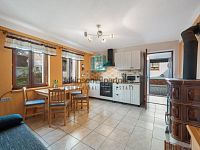 Prodej rodinného domu se třemi bytovými jednotkami - A7405886.jpg