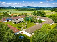 Zemědělská usedlost se 100 ha pozemku, rybníky a lesy, Hluboká nad Vltavou.