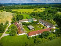 Zemědělská usedlost se 100 ha pozemku, rybníky a lesy, Hluboká nad Vltavou. - DJI_20260615164014_0674_D.jpg