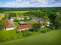 Zemědělská usedlost se 100 ha pozemku, rybníky a lesy, Hluboká nad Vltavou. - DJI_20260615164606_0689_D.jpg