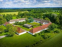 Zemědělská usedlost se 100 ha pozemku, rybníky a lesy, Hluboká nad Vltavou. - DJI_20260615164616_0690_D.jpg