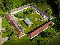 Zemědělská usedlost se 100 ha pozemku, rybníky a lesy, Hluboká nad Vltavou. - DJI_20260615164632_0691_D.jpg