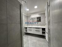 Prodej prostorného bytu 4+1 s lodžií Otavská - koupelna (4).jpeg