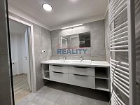 Prodej prostorného bytu 4+1 s lodžií Otavská - koupelna (5).jpeg