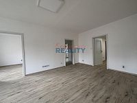 Prodej prostorného bytu 4+1 s lodžií Otavská - obývák (2).jpeg