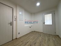 Prodej prostorného bytu 4+1 s lodžií Otavská - předsíň (2).jpeg