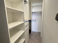 Prodej bytu Čéčova ulice 3+1 balkon 68m2 - šatna