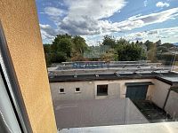 Prodej rodiného domu Nové Hodějovice Ke Studánce 1245m2 - výhled z bytu na faráž a dílnu