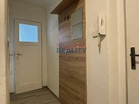 Pronájem bytu 2+1 ve zděném domě - předsíň