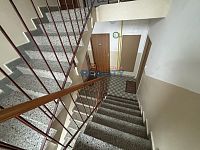 Prodej bytu 3+1 v Ševětíně 68m2 - schodiště