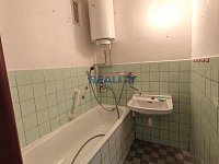 Prodej bytu a pozemku v Ševětíně 68m2 - koupelna