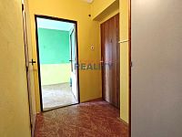 Prodej bytu a pozemku v Ševětíně 68m2 - předsíň