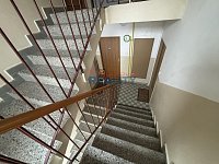 Prodej bytu a pozemku v Ševětíně 68m2 - schodiště