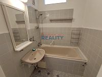 Pronájem bytu 3+1 s balkonem část Rožnov - koupelna