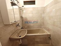 Pronájem bytu 3+1 s balkonem část Rožnov - koupelna