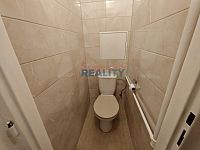 Pronájem bytu 3+1 s balkonem část Rožnov - toaleta