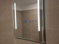 Pronájem bytu 2+kk s parkováním a lodžií - zrcadlo koupelna
