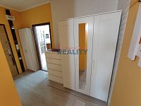 Pronájem bytu 2+kk s parkováním a lodžií - předsíň