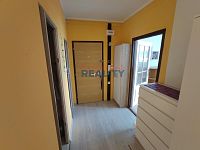 Pronájem bytu 2+kk s parkováním a lodžií - předsíň