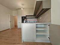 Pronájem novostavby s prostornou terasou a parkovací místo - kuchyně (7).jpg