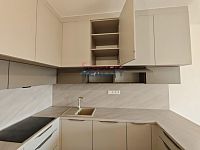 Pronájem novostavby s prostornou terasou a parkovací místo - kuchyně (8).jpg