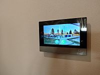 Pronájem novostavby s prostornou terasou a parkovací místo - otevírání vstup.jpg