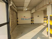 Pronájem novostavby s prostornou terasou a parkovací místo - parkovací místo v garáži