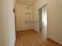 Pronájem novostavby s prostornou terasou a parkovací místo - předsíň (1).jpg