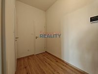 Pronájem novostavby s prostornou terasou a parkovací místo - předsíň (2).jpg