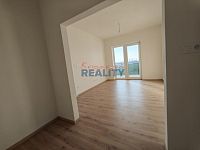 Pronájem novostavby s prostornou terasou a parkovací místo - šatna v ložnici (2).jpg