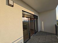 Pronájem novostavby s prostornou terasou a parkovací místo - terasa (5).jpg