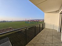Pronájem novostavby s prostornou terasou a parkovací místo - terasa