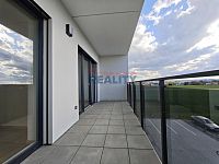 Pronájem novostavby s prostornou terasou a parkovací místo - terasa