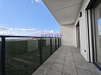 Pronájem novostavby s prostornou terasou a parkovací místo - terasa