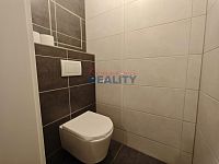 Pronájem novostavby s prostornou terasou a parkovací místo - toaleta