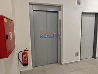 Pronájem novostavby s prostornou terasou a parkovací místo - výtah.jpg